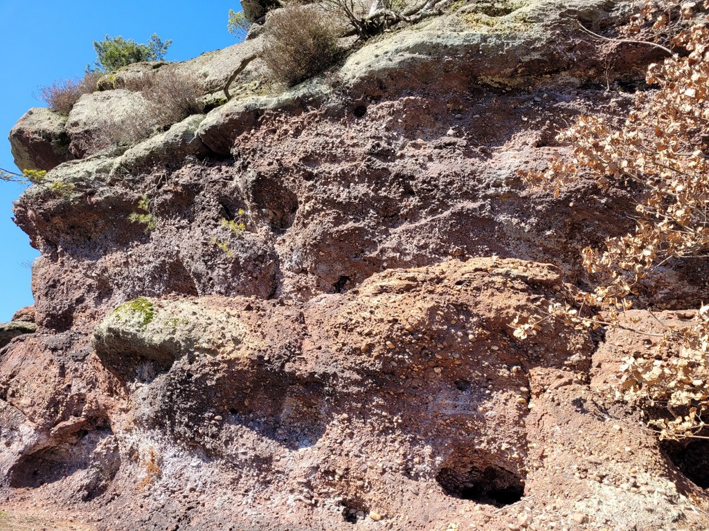 Auf dem Weiterweg unterhalb des von Kieselsteinen durchsetzten Felsens. zurück zur Website